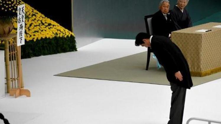 Le Japon commémore la fin de la guerre, Akihito exprime des "remords"