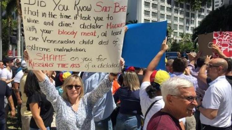 Manifestations à Miami devant le restaurant d'un chef ayant accueilli Maduro