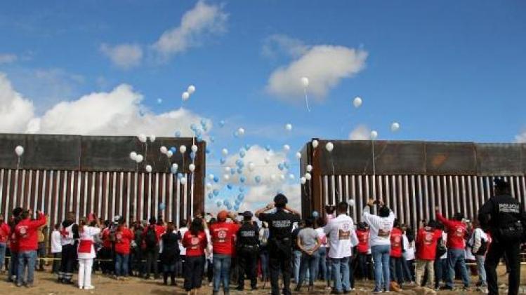 Brèves retrouvailles pour des familles séparées par la frontière Mexique-USA