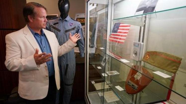 Une plaque souvenir du premier voyage sur la Lune vendue 468.500 dollars