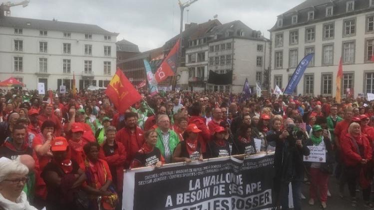 Plus de 10.000 manifestants presents pour contester la reforme APE a Namur