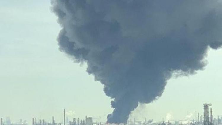 Un terminal pétrochimique en feu au Texas, fumée noire dans le ciel de Houston