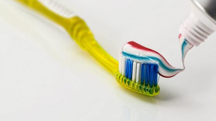 toothbrush-571741_1920