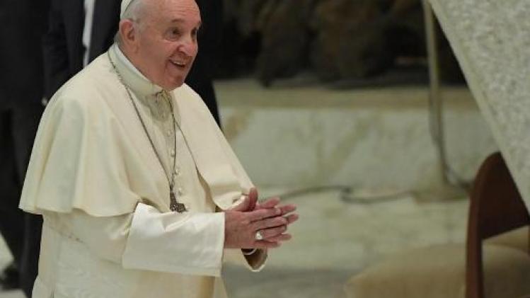 Le pape déplore l'addiction des jeunes à leur téléphone portable