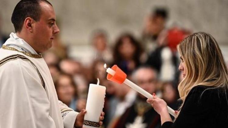 Veillée pascale: le pape appelle à "ne pas enterrer l'espérance"