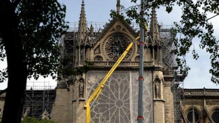 Début des travaux de bâchage de Notre-Dame de Paris