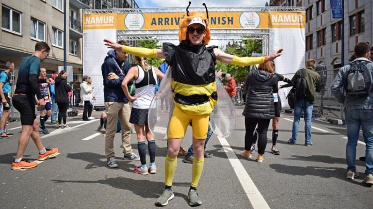Namur: record du monde du marathon deguise en insecte pour Sebastien Mahia