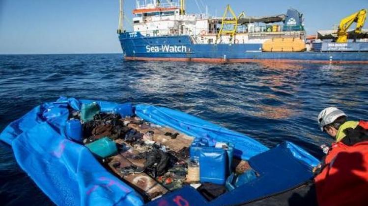 Des migrants débarqués à Lampedusa, Salvini furieux