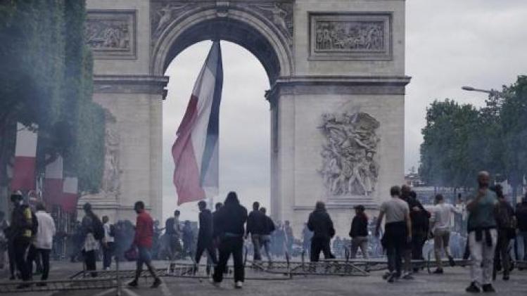 Tensions sur les Champs-Elysées occupées par des "gilets jaunes"