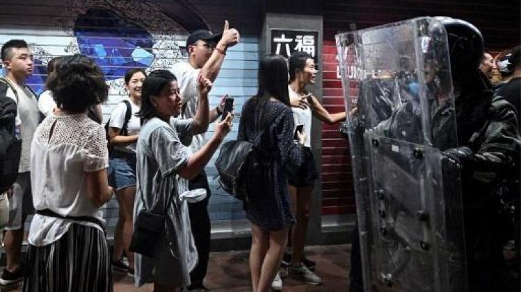 Mouvement de contestation à Hong Kong : la police de Hong Kong nie être plus clémente avec les pro-Pékin