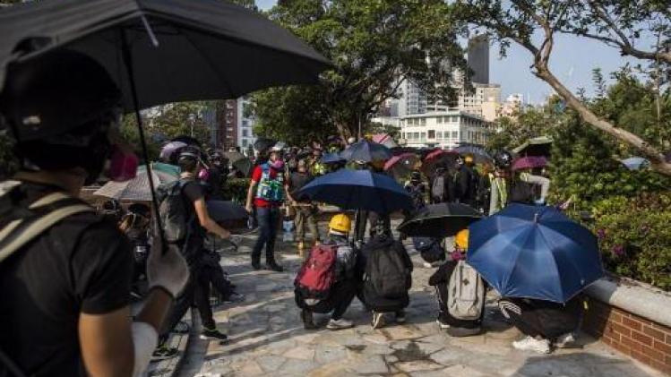 Hong Kong reste paralysée, des flèches tirées sur la police
