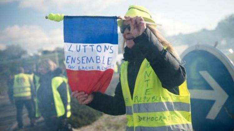 France: des "gilets jaunes" manifestent dans le calme