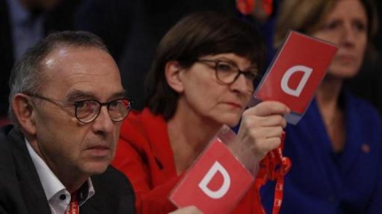 Allemagne: le SPD vote contre un départ immédiat de la coalition Merkel
