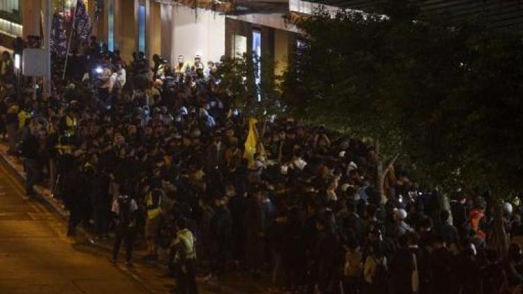Accalmie rompue par des affrontements dans des centres commerciaux de Hong Kong