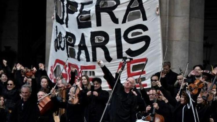 Réforme des retraites en France - Un concert contre la réforme des retraites sur les marches du Palais Garnier