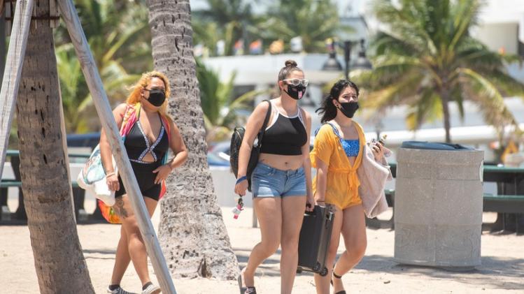 No social distancing at Florida beaches despite surge in Covid-19 cases