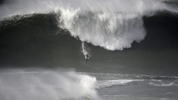 SURFING-POR-BIG WAVE-CHALLENGE