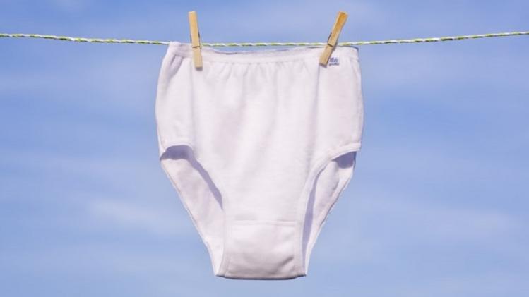 Un homme online un slip