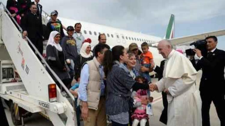 Crise des migrants - Le pape tance le monde à Lesbos et emmène 12 Syriens