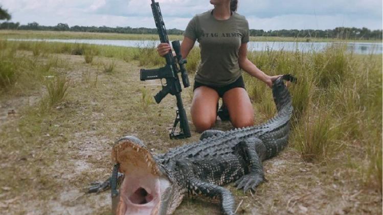 Elle pose avec ses trophées de chasse pour « soutenir la protection des animaux »