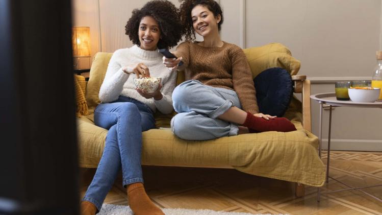 freepik-freepik-deux-filles-dans-un-canape-qui-regardent-la-tv-les-6-series-parfaites-pour-la-rentree-scaled.jpg