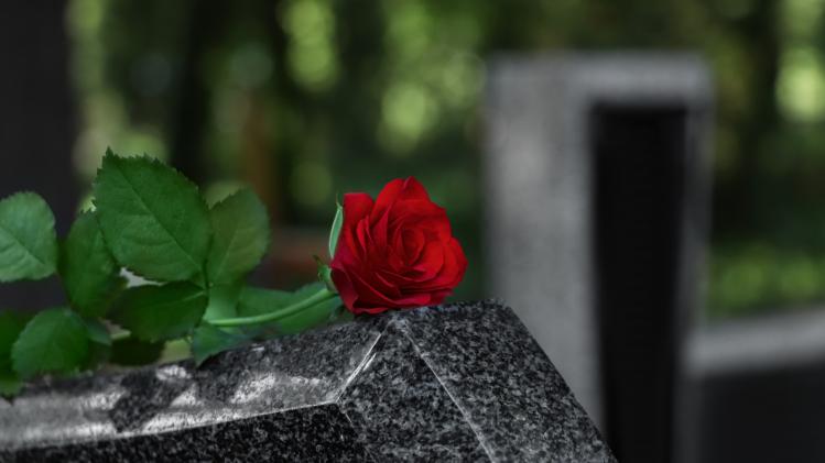 Plaque mortuaire : pourquoi opter pour une personnalisation ?