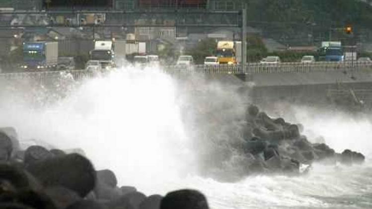 Le typhon Chaba menace désormais une large partie de l'ouest du Japon
