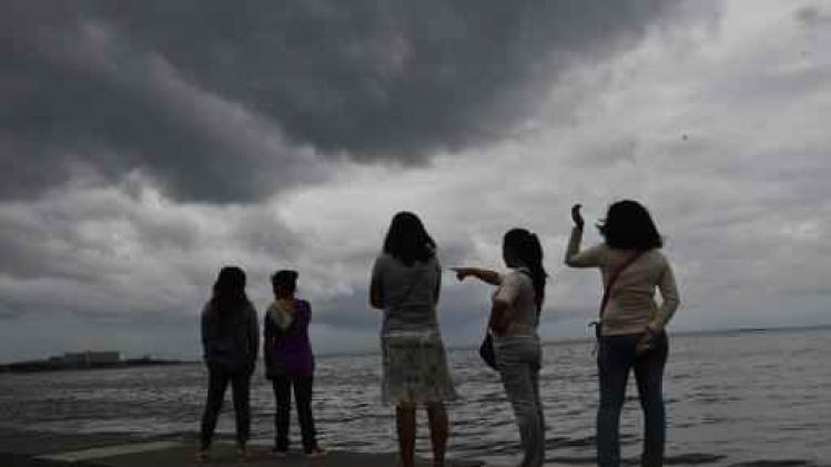 Des milliers de Philippins fuient le typhon Sarika