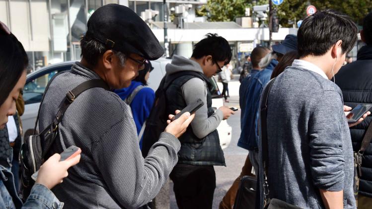 LIFESTYLE-JAPAN-SMARTPHONES-TECHNOLOGY-WALKING