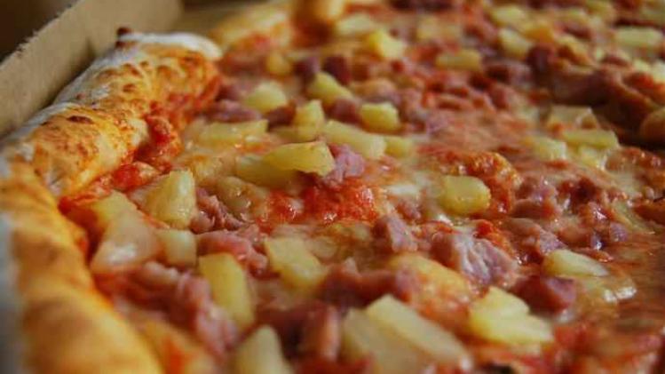 Pizza_with_pineapple