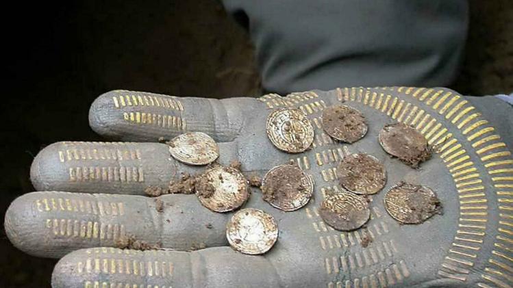 PAY-Anglo-Saxon-coins-worth-over-£1-million