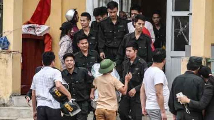 Libération de policiers retenus en otages par des villageois vietnamiens