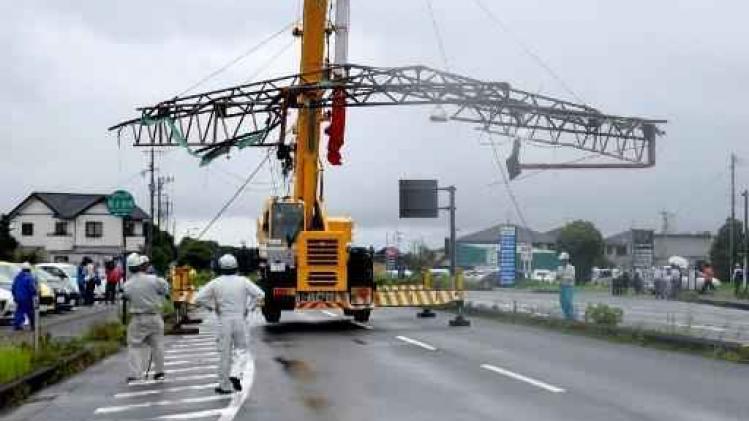 Japon: un typhon fait au moins trois blessés, cloue des avions au sol