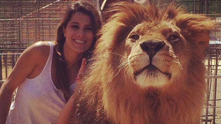 Karine Ferri rend visite aux lions du Cirque Pinder !