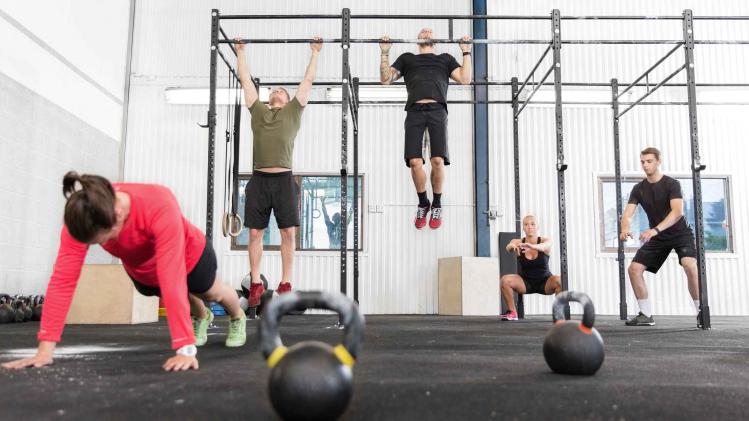 gym group trains different exercises