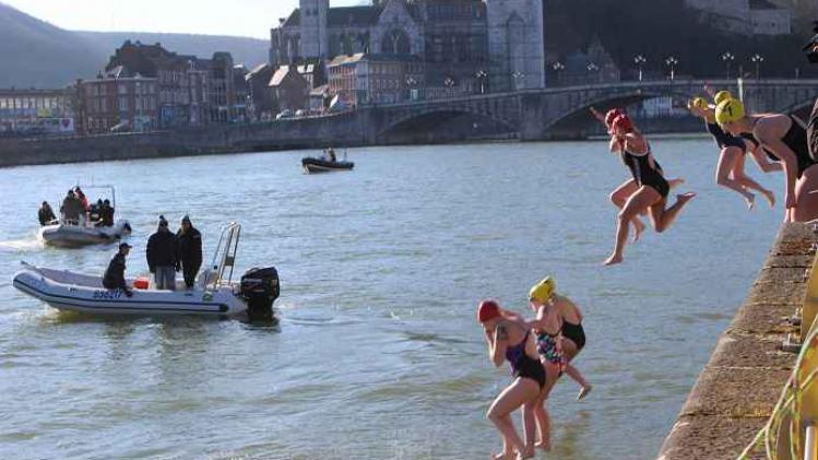 Pres d'une centaine de nageurs plonge dans la Meuse a Huy par un temps glacial