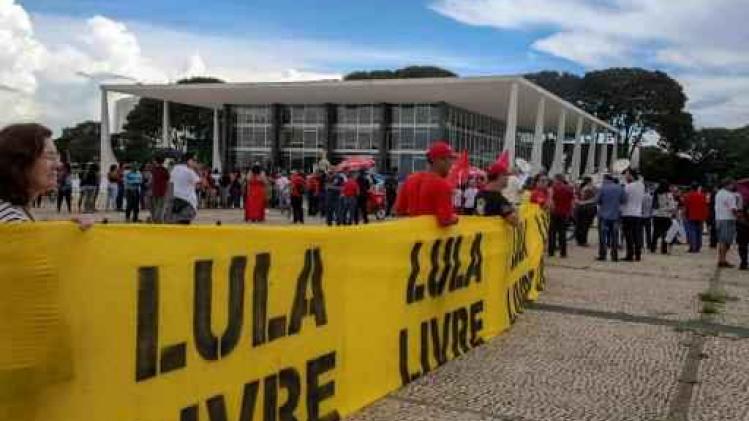 Brésil: la prison épargnée à Lula pour au moins deux semaines