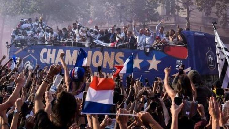 Les Bleus champions du monde descendent les Champs-Elysées à Paris