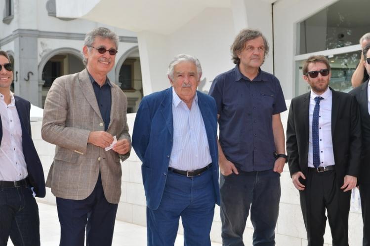 Pepe-Mujica-en-costume-bleu-et-Emir-Kusturica-en-chemise-bleu-foncé.jpg