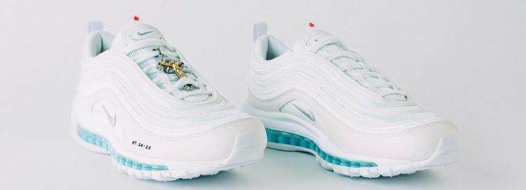 Jesus Shoes des Nike benies dans lesquelles coule de l eau du Jourdain Metrotime
