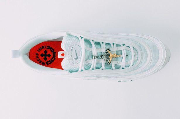 Jesus Shoes des Nike b nies dans lesquelles coule de l eau du