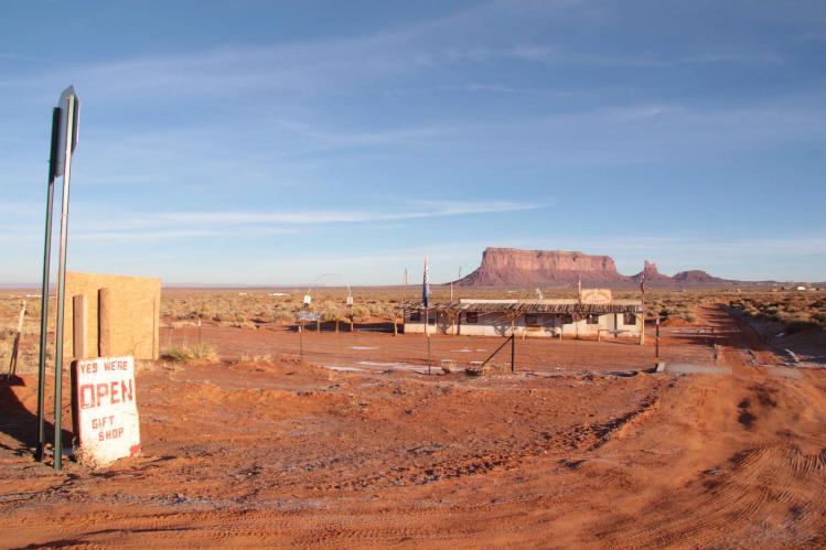 8-Jewelry-gift-shop-on-road-form-Monument-Valley.jpg