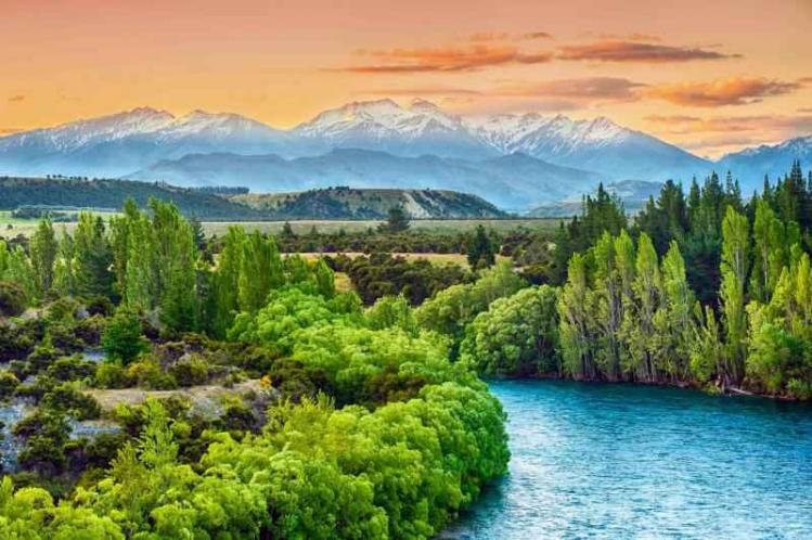new_zealand_beautiful_sunset_over_the_bend_of_the_river_clutha_with_southern_alps_peaks_on_the_horizon.jpg