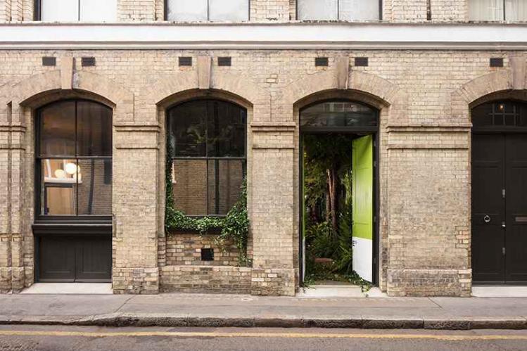 airbnb-pantone-outside-in-house-greenery-london-designboom-02.jpg