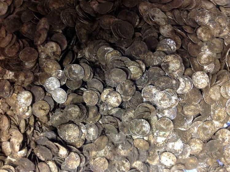 Treasure-hunter-Paul-Coleman-and-wife-Christines-hoard-of-coins.jpg