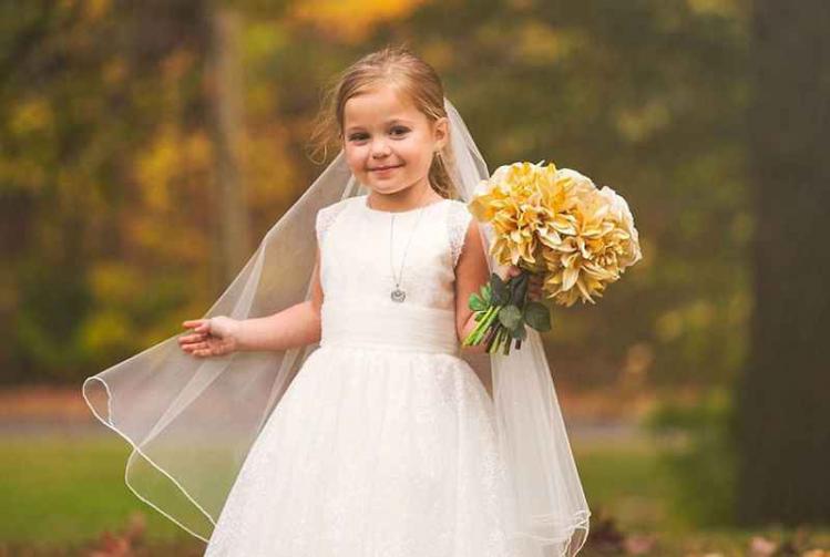 This-adorable-5-year-old-girl-asked-for-to-marry-with-her-best-friend-before-a-complicated-surgery-5a056c0f9bfe5__880.jpg