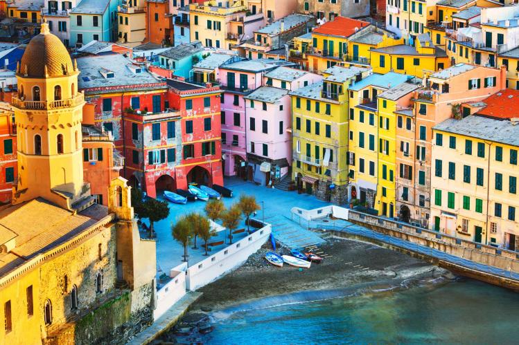 europe-italy-cinque-terre-vernazza-colorful-harbour-xlarge.jpg
