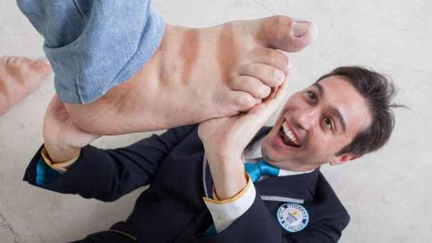 VIDEO. 20 ans cet homme poss de les plus grands pieds du monde