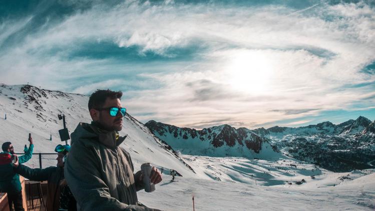 pexels-aviv-perets- etudiant au ski a la montagne - Le ski étudiant après les