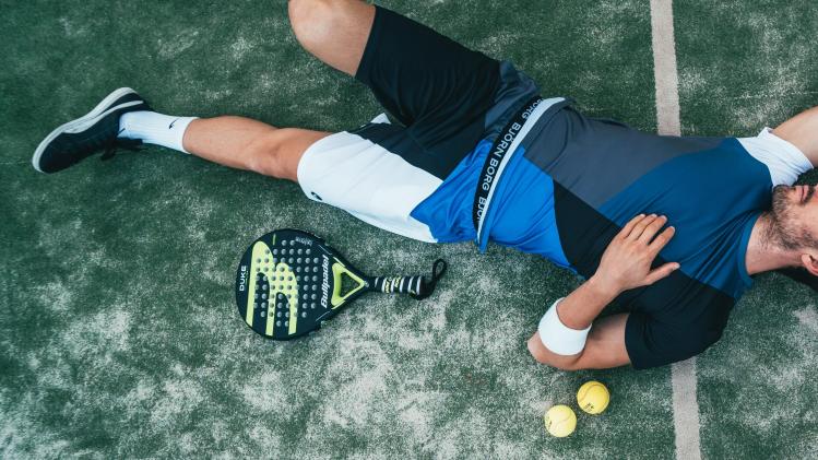 pexels-oliver-sjÃ¶strÃ¶m-jeune homme au padeltennis - Sport et Études supéri